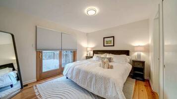 4 bedrooms, travel crib, WiFi, bed sheets