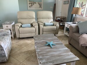 スマートテレビ、書庫、PC モニター