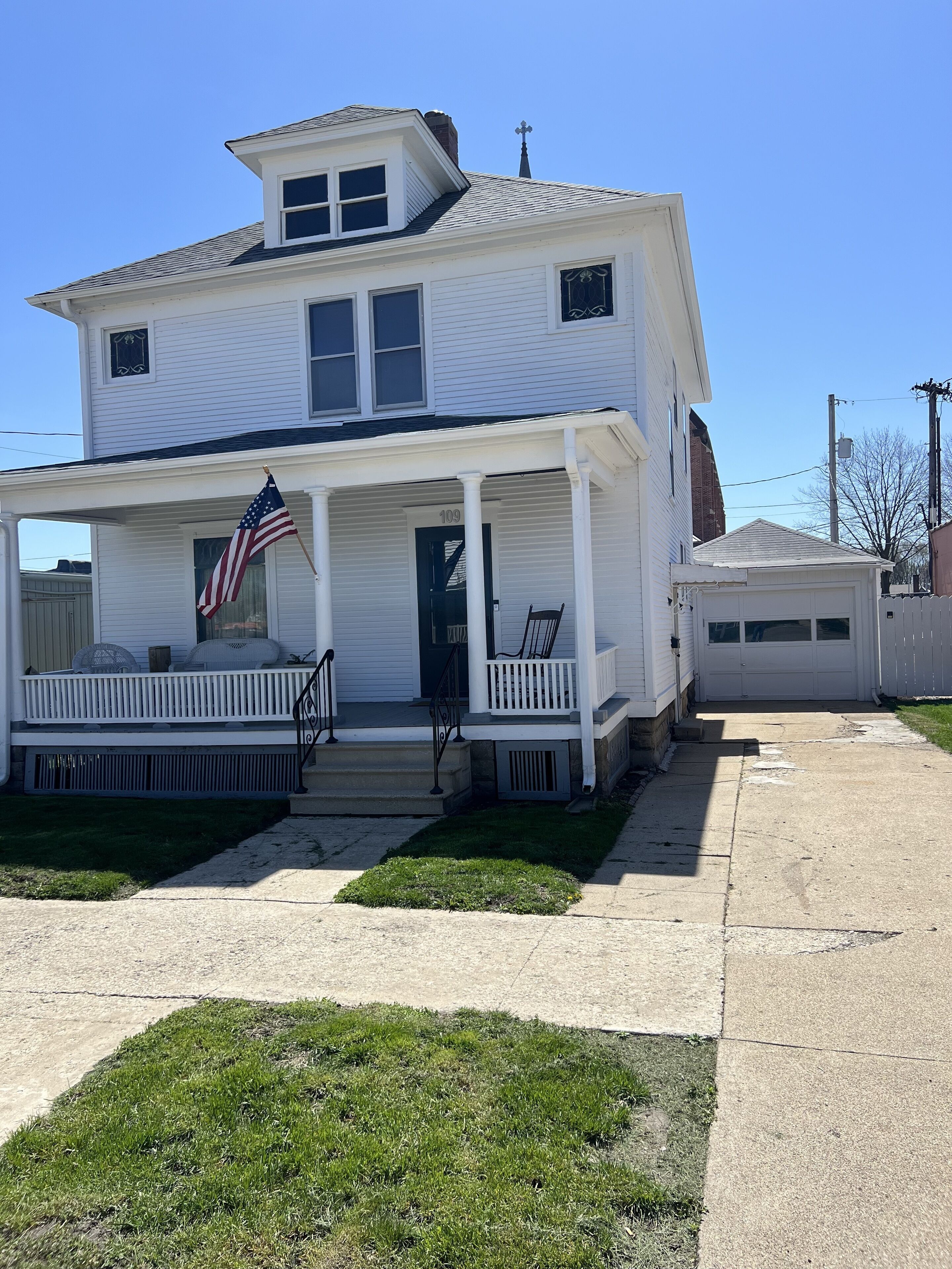 Home in downtown Ottawa!  A quick walk to restaurants and close to Starved Rock.