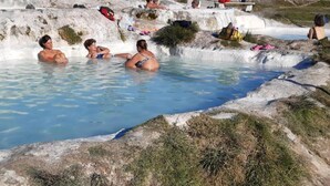 A natural hot spring with people relaxing in the water. - Casa Romantica in un Borgo Antico in Sabina (Cicignano)