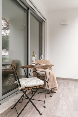 Outdoor dining - Casa das Ondas - Modern flat with garage (Nazaré)