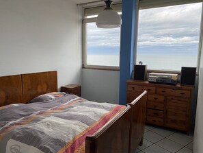 2 habitaciones, tabla de planchar con plancha y ropa de cama