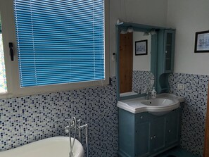 Ducha, secador de pelo, bidet, toallas