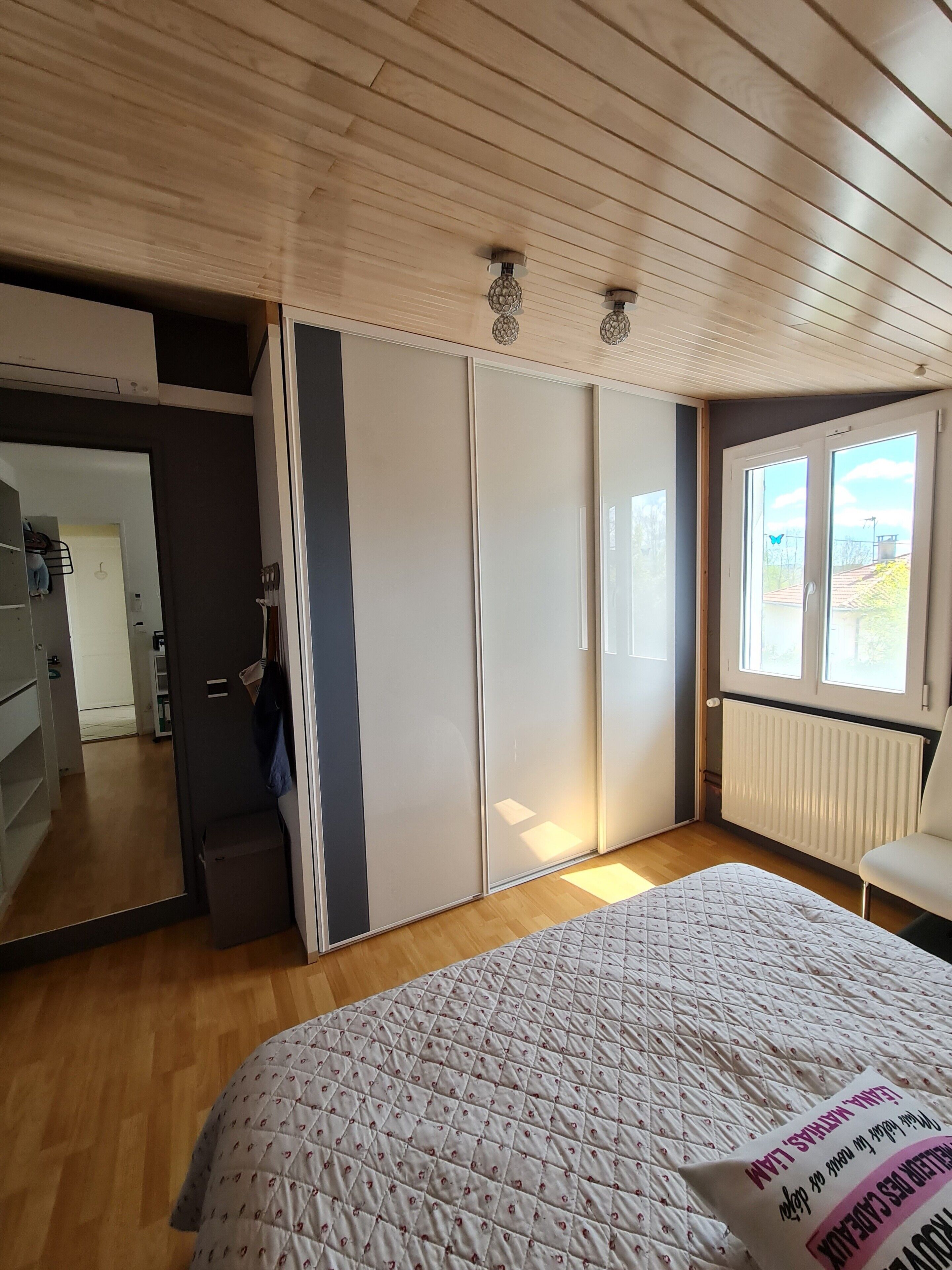 3 makuuhuonetta, silitysrauta/-lauta, ilmainen Wi-Fi, vuodevaatteet