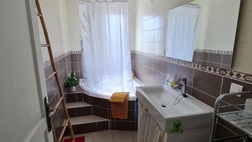 Douche, articles de toilette gratuits, sĂšche-cheveux