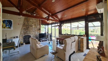 Televisie, een open haard en een stereo