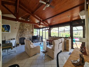 Fernseher, Kamin, Stereoanlage