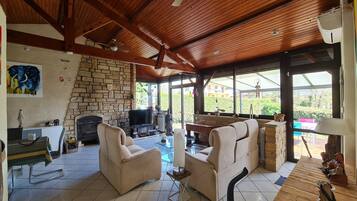 Télévision, cheminée, chaßne hi-fi