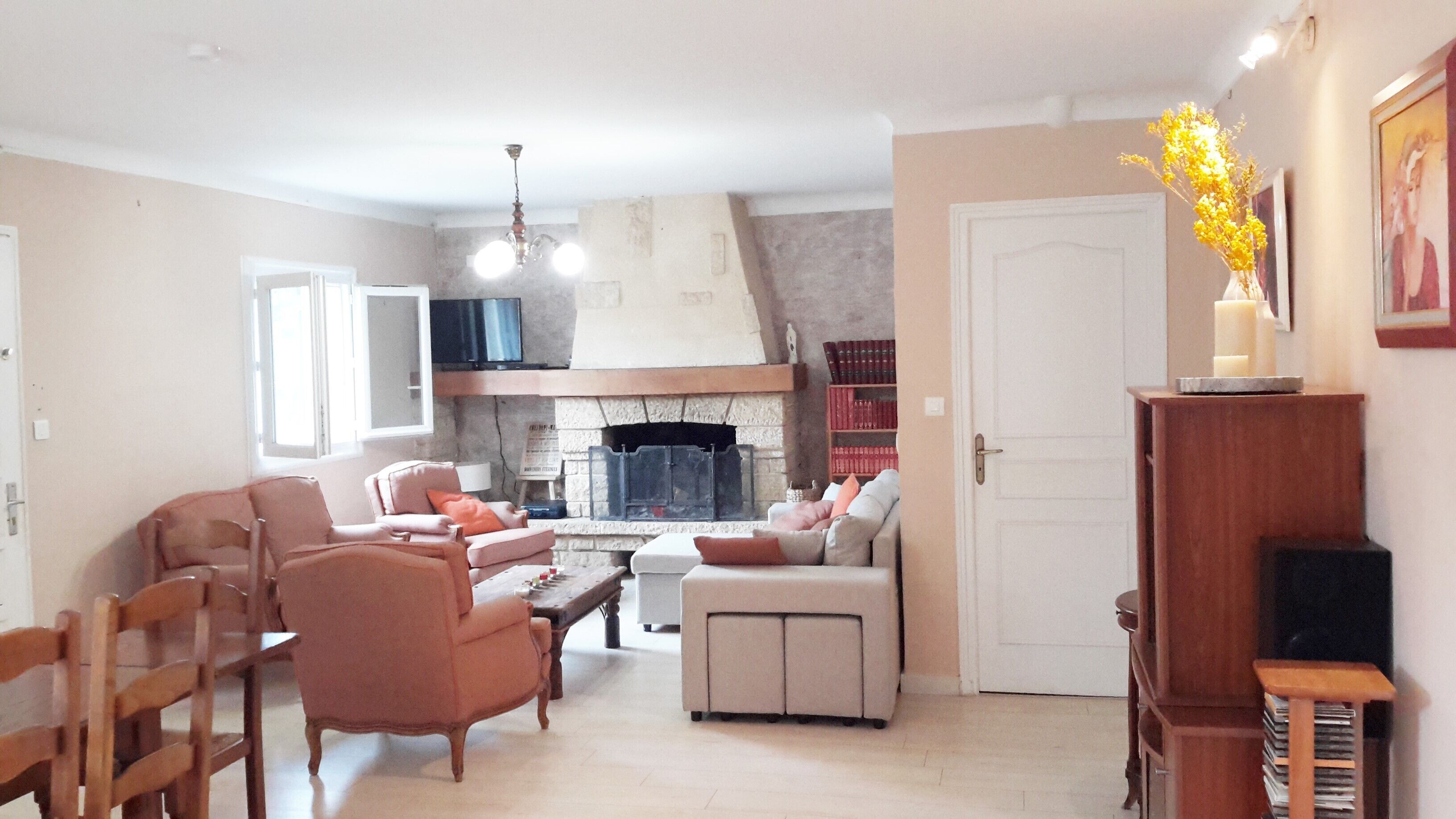 Télévision, cheminée, lecteur de DVD, chaîne hi-fi