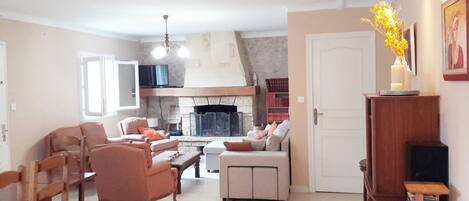 Téléviseur, foyer, lecteur de DVD, chaßne audio