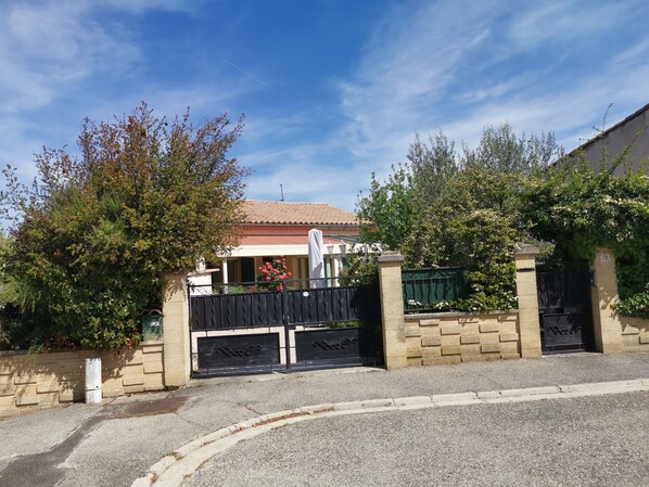 المنشأة من الخارج