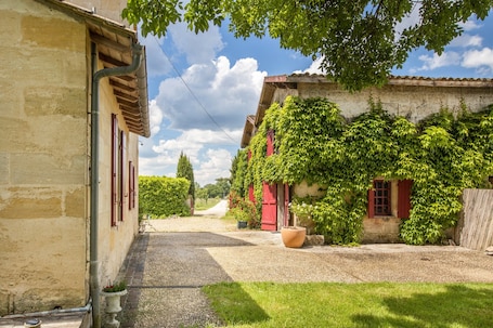 Enceinte de l’hébergement. Petite maison 'Échappée Bel' avec terrasse partagée, jardin partagé et Wi-Fi