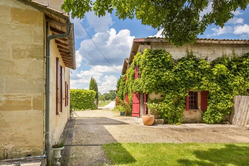 Petite maison 'Échappée Bel' avec terrasse partagée, jardin partagé et Wi-Fi