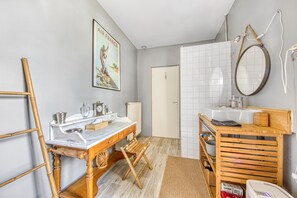 Douche, sèche-cheveux, serviettes fournies