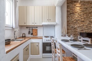 Refrigerador, horno, parrilla de estufa y cafetera y tetera 