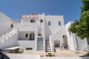 Exterior - Apartment at 'Irida Sunny Family' Hotel with Sea View, Wi-Fi and Air Conditioning (Naxos)