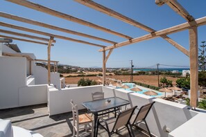 Outdoor dining - Apartment at 'Irida Sunny Family' Hotel with Sea View, Wi-Fi and Air Conditioning (Naxos)