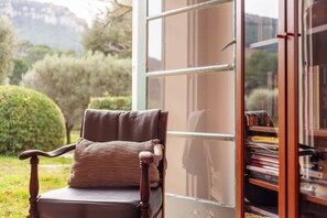 Property grounds - Holiday Home 'Lou Jas - Cassis' with Private Terrace and Wi-Fi (Cassis)