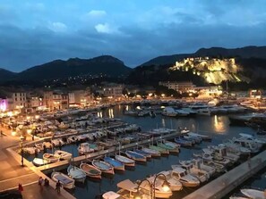 A marina with boats docked, a waterfront promenade, and a hilltop castle. - Holiday Home 'Lou Jas - Cassis' with Private Terrace and Wi-Fi (Cassis)