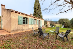 A rustic house with a tiled roof, a chimney, and a garden with outdoor furniture. - Holiday Home 'Lou Jas - Cassis' with Private Terrace and Wi-Fi (Cassis)