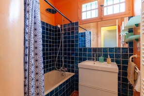 Douche, sèche-cheveux, serviettes fournies