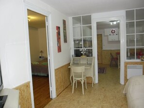 1 slaapkamer, een strijkplank/strijkijzer, gratis wifi