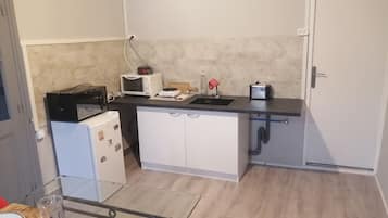 Frigorífico, microondas, horno y placa de cocina