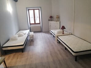 1 bedroom, free WiFi, bed sheets - Holiday Home 'Dortoir Bulgarana - Bourg Argental' with Private Garden and Wi-Fi (Bourg-Argental)