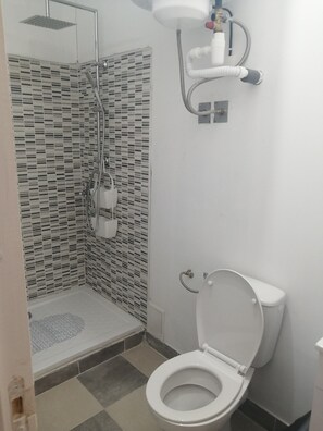Een douche, handdoeken