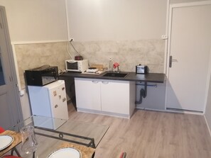 Fridge, microwave, oven, stovetop - Holiday Home 'Dortoir Bulgarana - Bourg Argental' with Private Garden and Wi-Fi (Bourg-Argental)