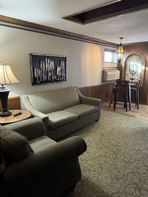 Room 101 | Living area | 32-inch flat-screen TV with cable channels - Fenway House Hotel (Fennimore)