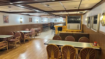 家庭客房 | 客廳 | 32 吋平面電視連有線電視頻道