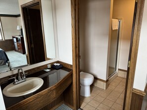 Deluxe-værelse | Badeværelse | Gratis toiletartikler, hårtørrer, håndklæder, Sæbe