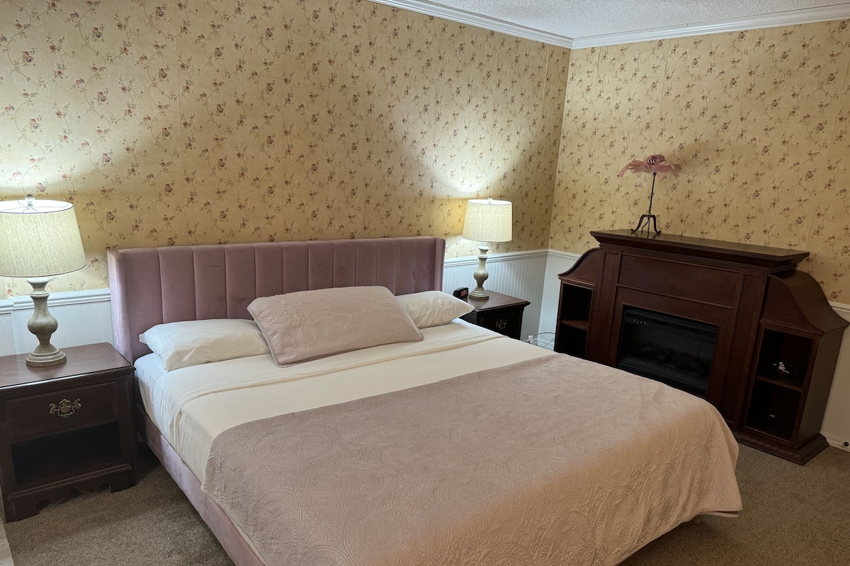 Room 104 | 1 bedroom, individually decorated, individually furnished, soundproofing