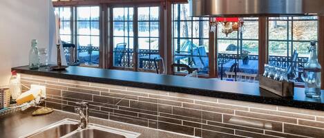 Køleskab, kogeplade, opvaskemaskine, kaffe-/temaskine