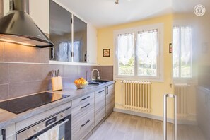 Micro-ondas, fogão, lava-louças