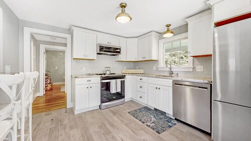 Charming 3-bedroom vacation home just 5 minute walk to Narragansett Beach