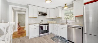 Charming 3-bedroom vacation home just 5 minute walk to Narragansett Beach