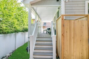 Terrace/patio - Charming 3-bedroom vacation home just 5 minute walk to Narragansett Beach (Narragansett)