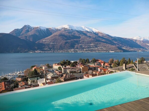 A swimming pool with a view of a lake and mountains. - BELAGO by Design Studio (Bellano)