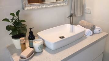 Ducha, secador de pelo, toallas y jabón