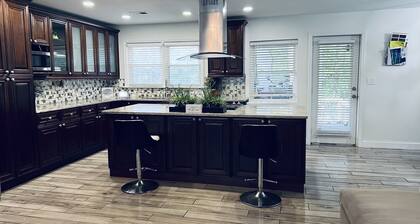 Oasis in South Fulton; pool, hot tub, games! Near Six Flags, shopping and more!