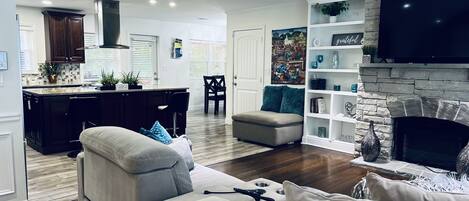 تلفزيون ذكي، ألعاب فيديو، كُتُب