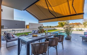 تناول الطعام بالخارج