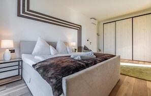3 bedrooms, in-room safe, travel cot, free WiFi