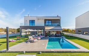 A heated pool - 3 bedroom awesome home in Orbanici (Orbanici)