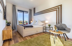 3 عدّة غرف نوم وخزنة داخل الغرفة وسرير سفر وواي فاي مجانًا