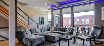 Modern & Stylish 3-Story Home w/ View of the Arch