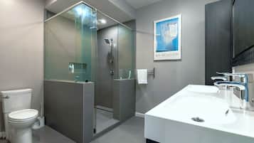Douche, sèche-cheveux, serviettes fournies, savon