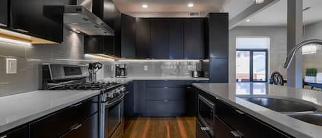 ثلاجة، ميكروويف، فرن، موقد طهي مسطح